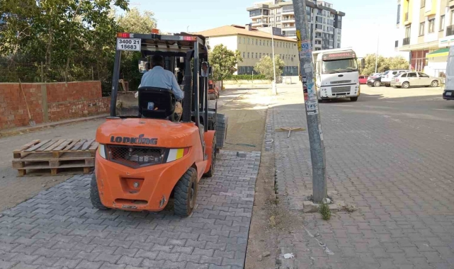 Edremit Belediyesi Kadıköy Mahallesi'nde yolları düzenliyor