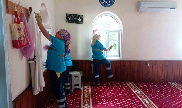 Efeler'den camilerde temizlik çalışması