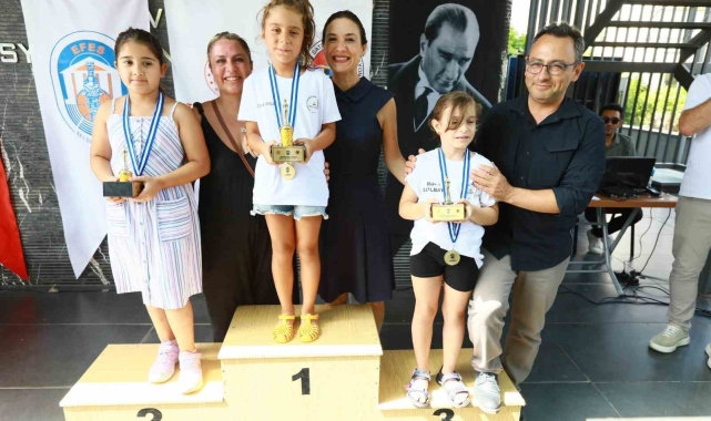 'Efes'in Çocukları Satranç Turnuvası' şampiyonlarına madalyaları verildi