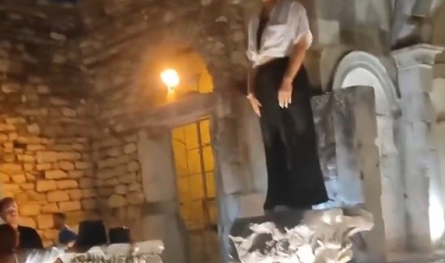 Efes'te tarihi kalıntıların üzerine çıkıp fotoğraf çekildiler