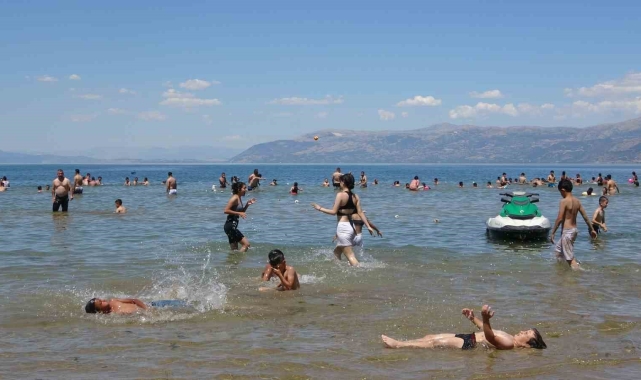 Eğirdir Gölü Akdeniz sahillerini aratmadı