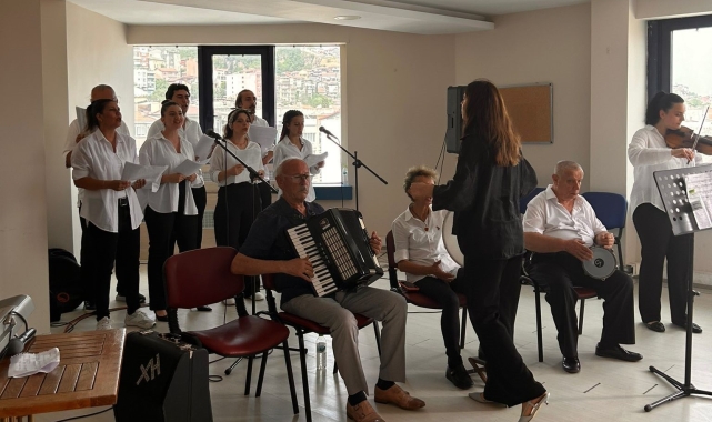 Eğitimini tamamlayan kursiyerlerden mini konser