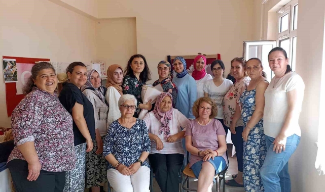 El Sanatları Kursu'na katılan kadınlar hünerlerini sergiledi