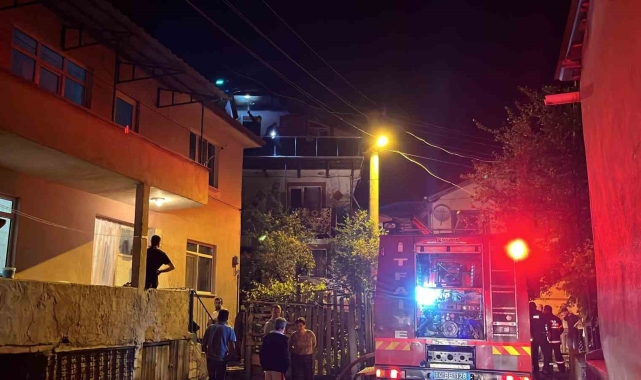 Elektrik kablolarının kıvılcımları az kalsın evi yakıyordu