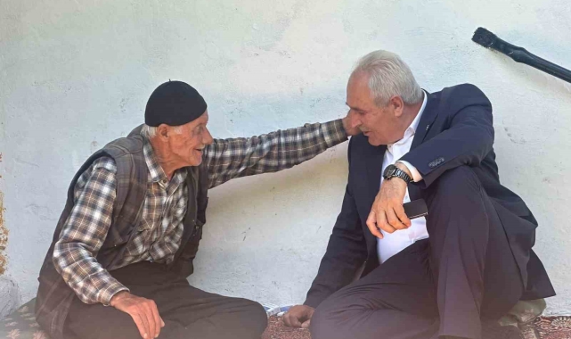 Eleşkirt Belediye Başkanı Yakut, Kurban Bayramı'nda en yaşlı vatandaşları ziyaret etti