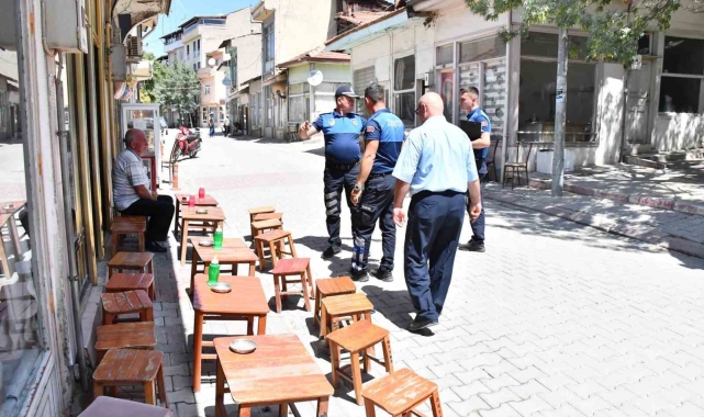 Emet Belediye zabıtasından kaldırım işgaline yönelik denetim