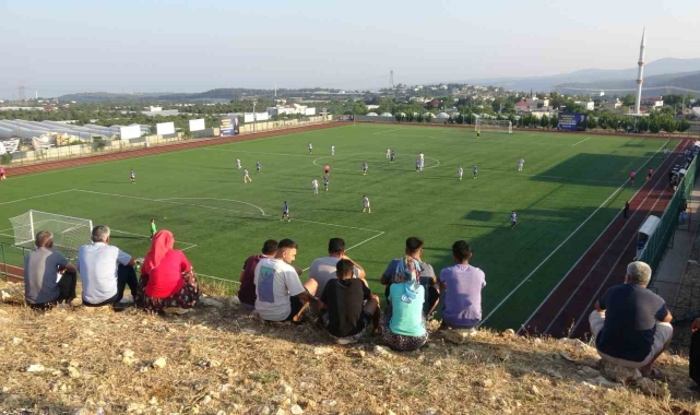 Erkekler sahada, futbolsever kadınlar tribünde