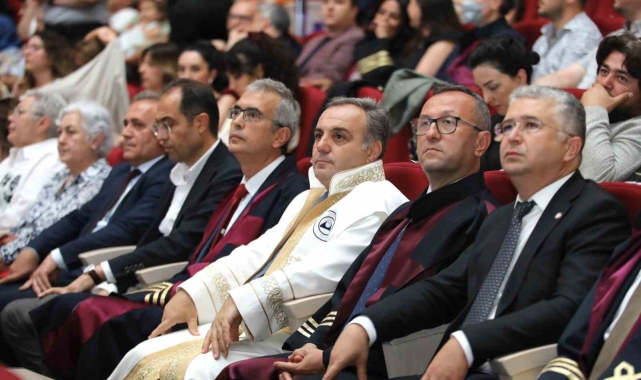 ERÜ Eczacılık Fakültesi'nde mezuniyet sevinci