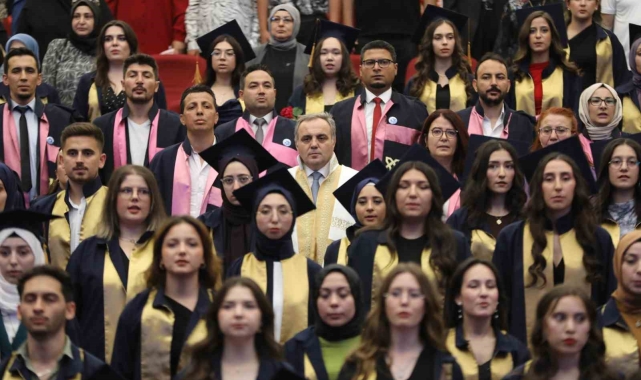 ERÜ Halil Bayraktar Sağlık Hizmetleri Meslek Yüksekokulu, yeni mezunlarını verdi