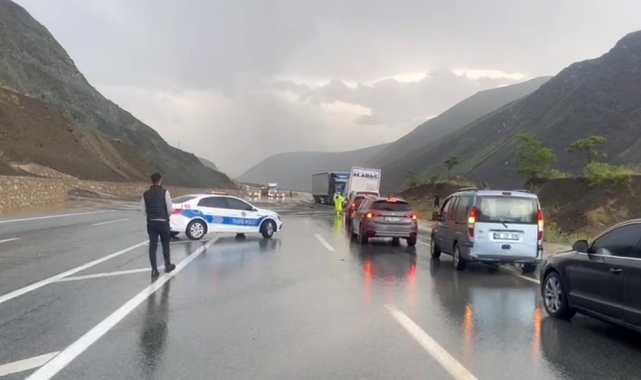 Erzincan - Sivas kara yolu heyelan nedeniyle ulaşıma kapandı