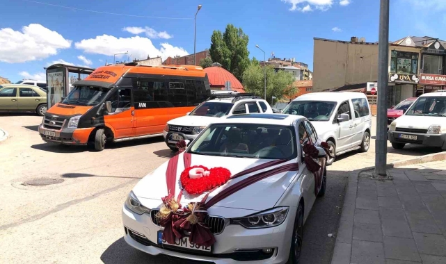 Erzurum'da gelin arabalarında ay-yıldız sevgisi