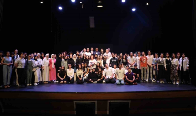 Esenler'de 3. ESEV Tiyatro Günleri'nin kapanış programı düzenlendi