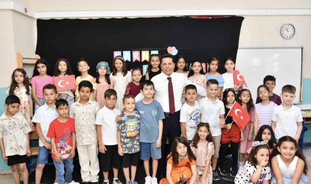 Esenyurt Belediye Başkanı Özer, öğrencilerin karne heyecanına ortak oldu