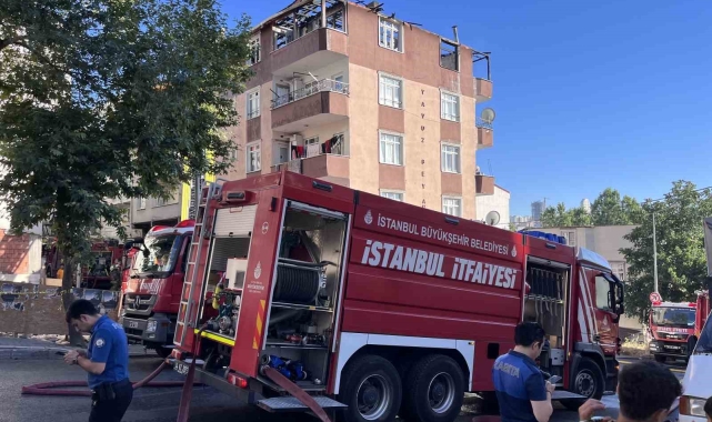 Esenyurt'ta 5 katlı binanın çatısı alev alev yandı