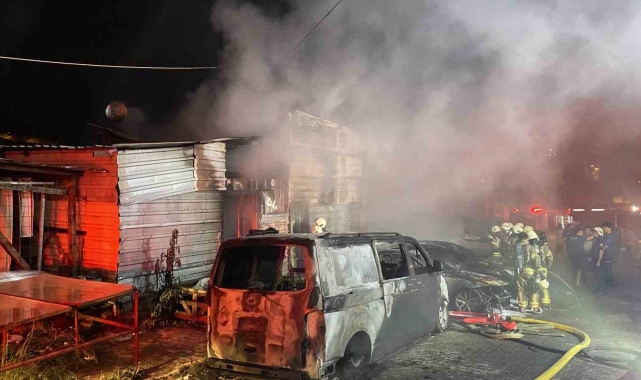 Esenyurt'ta 8 araç ve iş yeri alev alev yandı: Kundaklama anı güvenlik kamerasında