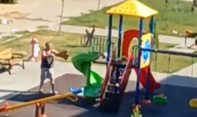 Etraftan topladığı çöpleri çocuk parkına döktü
