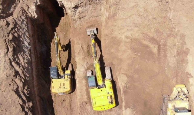 Evladı yakılarak kuyuya atılan anne, karar duruşmasına oğlunun resmi basılı tişörtle geldi