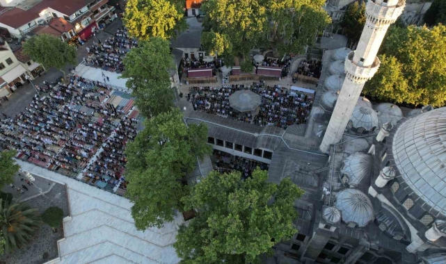 Eyüp Sultan Camii'nde bayram namazı yoğunluğunu böyle görüntülendi