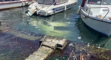 Fatih Ayvansaray Caddesi üzerinde sürücüsünün yol kenarına park ettiği otomobil denize düştü. Otomobilin içerisinde kimsenin olmadığı öğrenilirken, bölgeye ekipler sevk edildi.