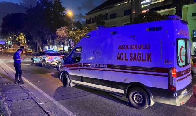 Fatih'te motosiklet, yolun karşısına geçmeye çalışan kadına çarptı: 3 yaralı