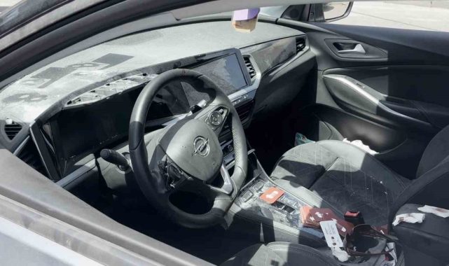 Fatih'te öğretmene düzenlenen silahlı saldırının ardından camları tuzla buz olan aracın içi kameraya yansıdı