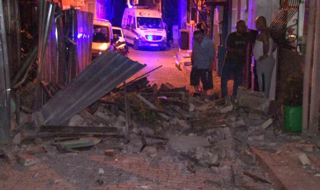 Fatih'te tarihi metruk bina kısmen çöktü