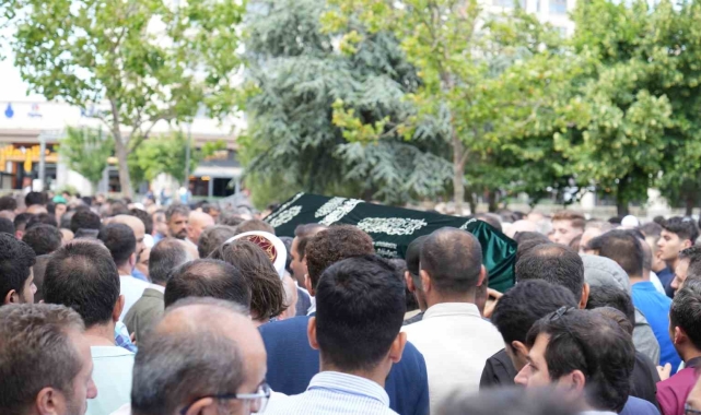 Fatih&#039;teki silahlı saldırıda hayatını kaybeden öğretmen Abdülbaki Durmaz son yolculuğuna uğurlandı