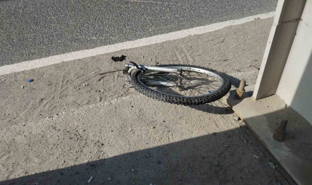 Feci kaza kamerada: Otomobil bisikletli çocuğa çarptı