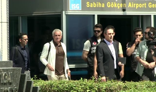 Fenerbahçe'nin anlaşmaya vardığı Teknik Direktör Jose Mourinho'yu taşıyan uçak İstanbul'a iniş yaptı.