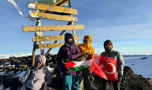Filistin'e destek için Afrika'nın en yüksek dağına çıktılar