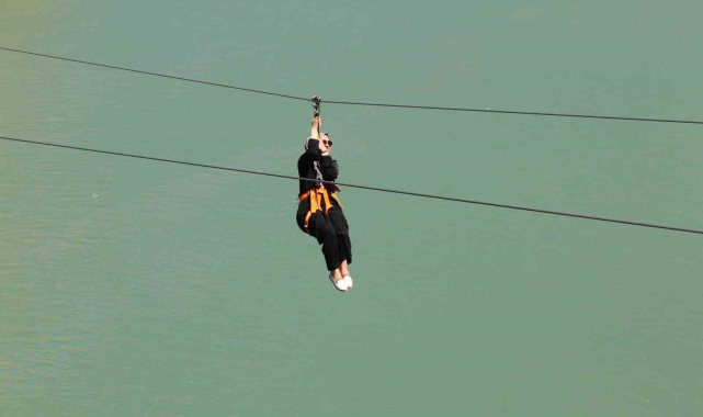 Fırat Nehri'nin muhteşem manzarası eşliğinde yapılan zipline ve tekne turu turistlerin vazgeçilmezi