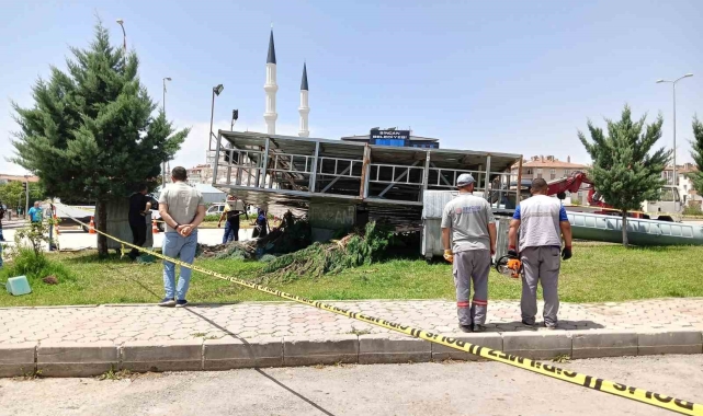 Fırtınanın devirdiği reklam panosunun altında kalan genç kız hayatını kaybetti
