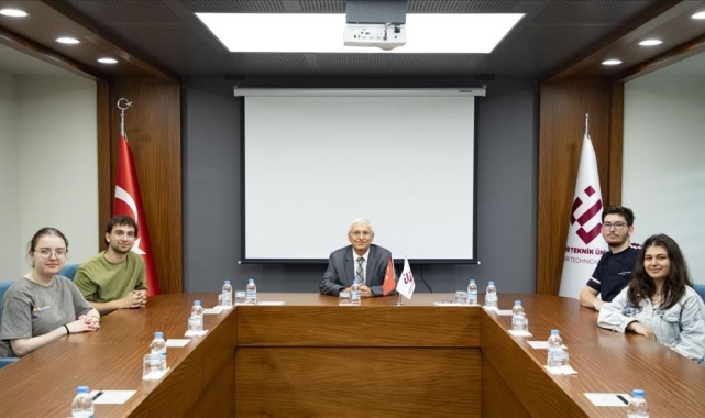 Fransa'da 5. olan ESTÜ Hidroana Takımı'ndan Rektör Prof. Dr. Adnan Özcan'a ziyaret