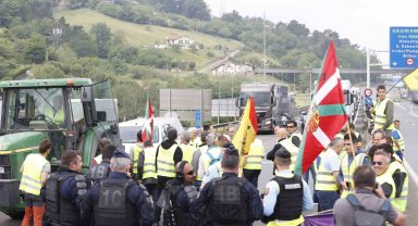 Fransız ve İspanyol çiftçiler Fransa-İspanya sınırını kapattı