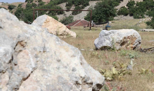 Futbol sahası 'taş sahası' oldu
