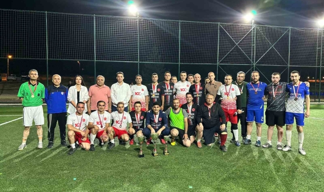 Futbol turnuvasının şampiyonu: İlçe Emniyet Amirliği