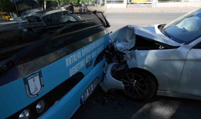 Futbolcu Batıhan Gebecioğlu Antalya'da geçirdiği trafik kazasında yaralandı