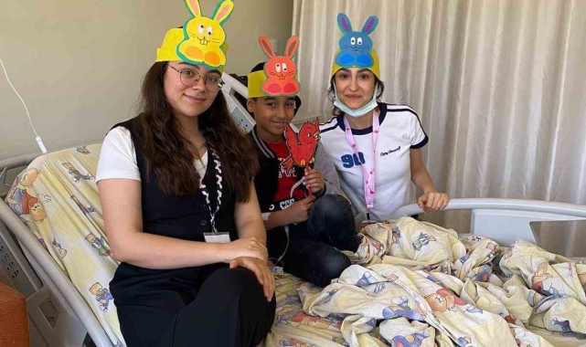 GAÜN öğrencileri çocuk hastanesinde hikayelerle moral verdi