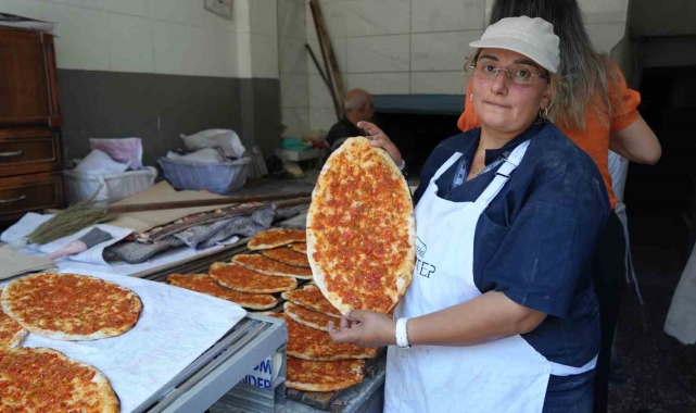 Gaziantep'in kadın pide ustası erkeklere taş çıkartıyor
