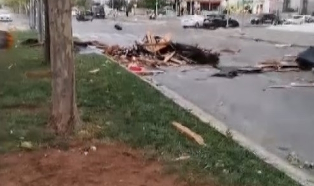 Gaziantep'te şiddetli rüzgar çatıları uçurdu, ağaçları kökünden söktü