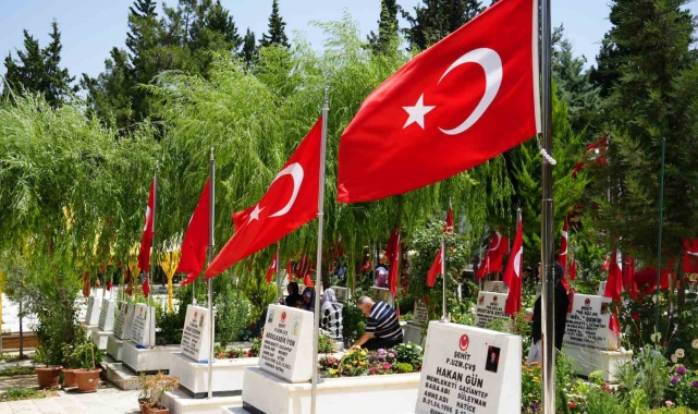 Gaziantep'teki mezarlıklar ve şehitliklerde Arefe yoğunluğu