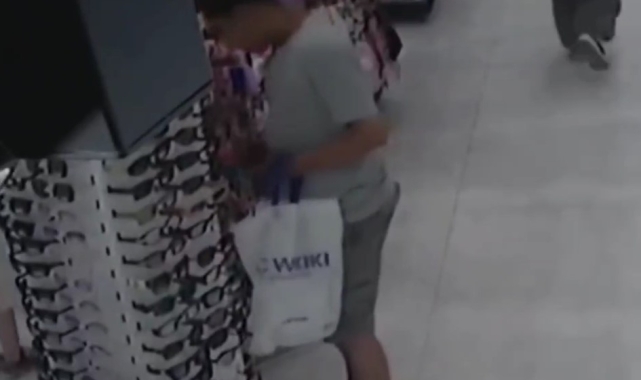 Gaziosmanpaşa'da müşteri kılığındaki hırsız çok sayıda gözlük ve çanta çaldı: O anlar kamerada