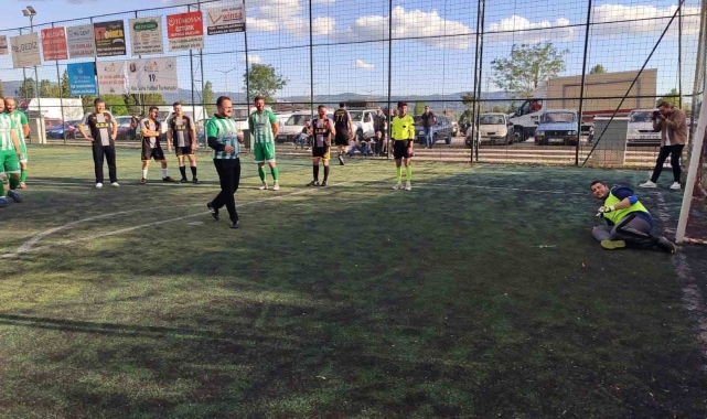 Gediz'de geleneksel halı saha turnuvası başladı