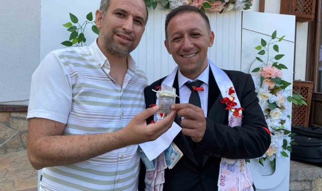 Gelin ve damada takı olarak safran takıldı