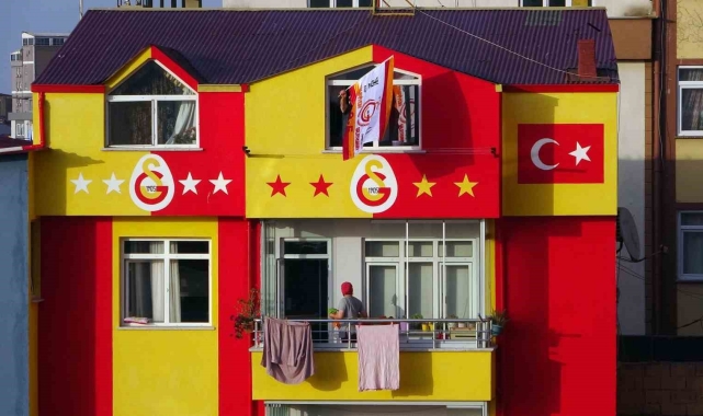 Giresunlu taraftar, Galatasaray sevdasıyla binasını sarı-kırmızıya boyadı