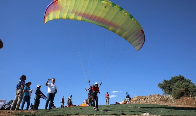Gölbaşı ilçesinde yamaç paraşütü bölge şampiyonası yapıldı