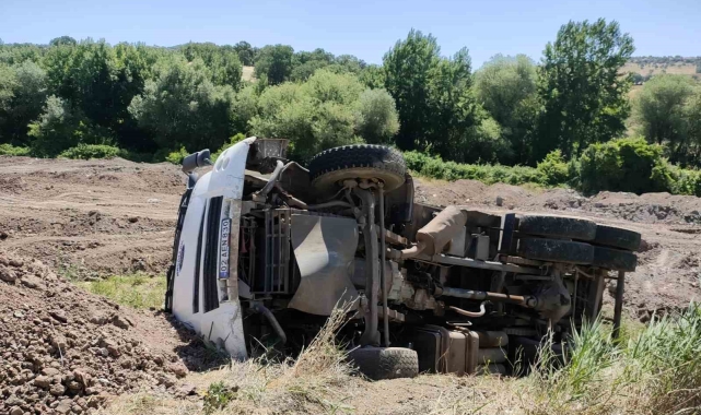 Gölbaşı'nda yük boşaltan kamyon şarampole devrildi