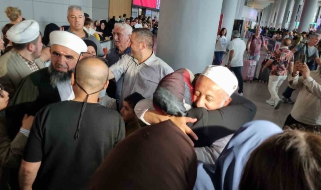 Hac ibadetini tamamlayan hacılar kutsal topraklardan yurda dönüş yaptı