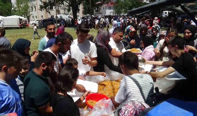 Hacet Bayramı'na binlerce kişi akın etti: Kazan kazan kavurma ve pilav dağıtıldı