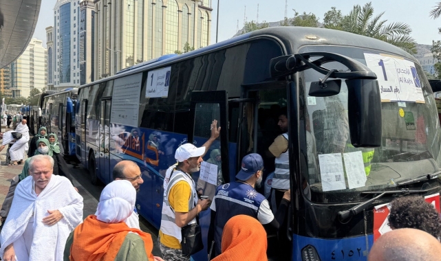 Hacıları Arafat'a otobüs kapılarını barkodla kilitleyip gönderiyorlar